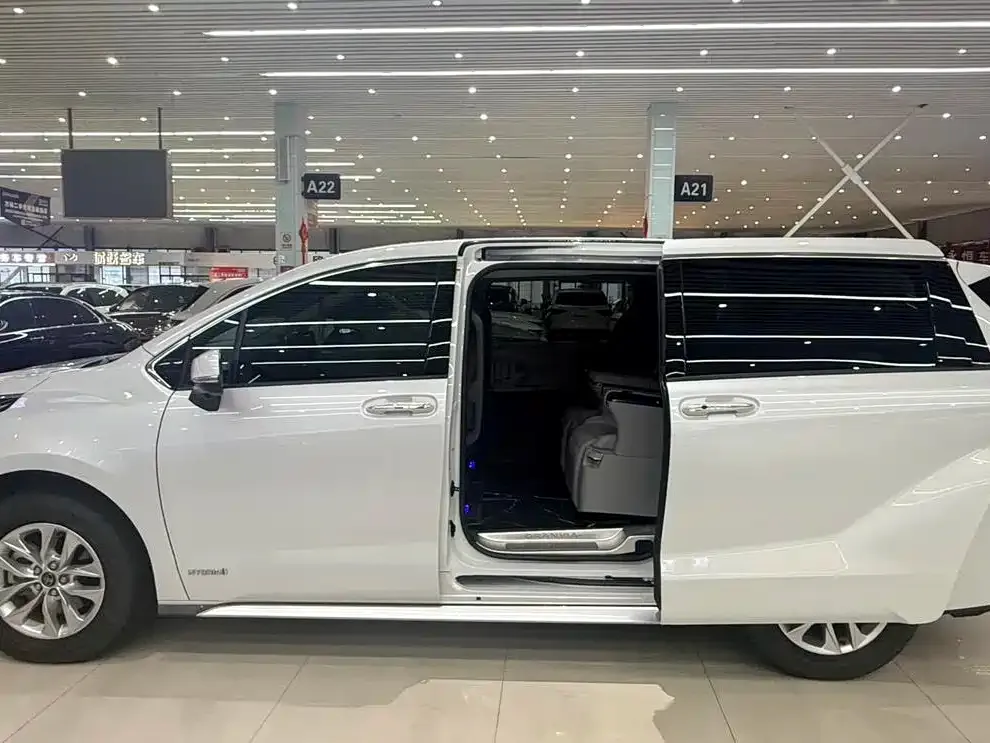 Toyota Granvia — фото 7