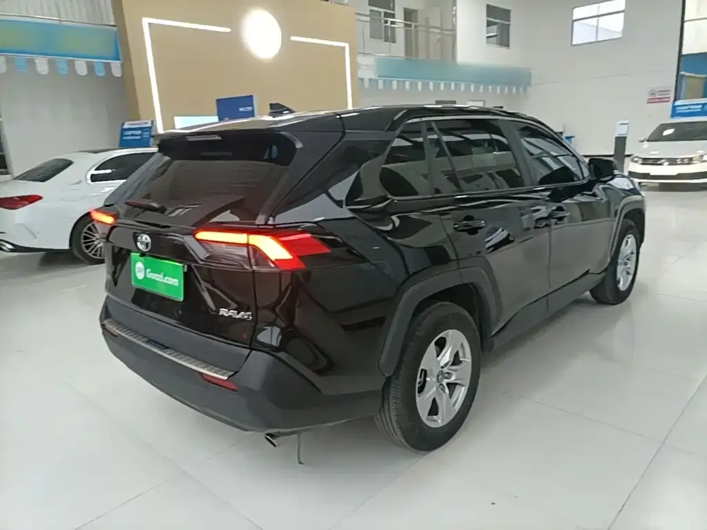 Toyota RAV4 — фото 8