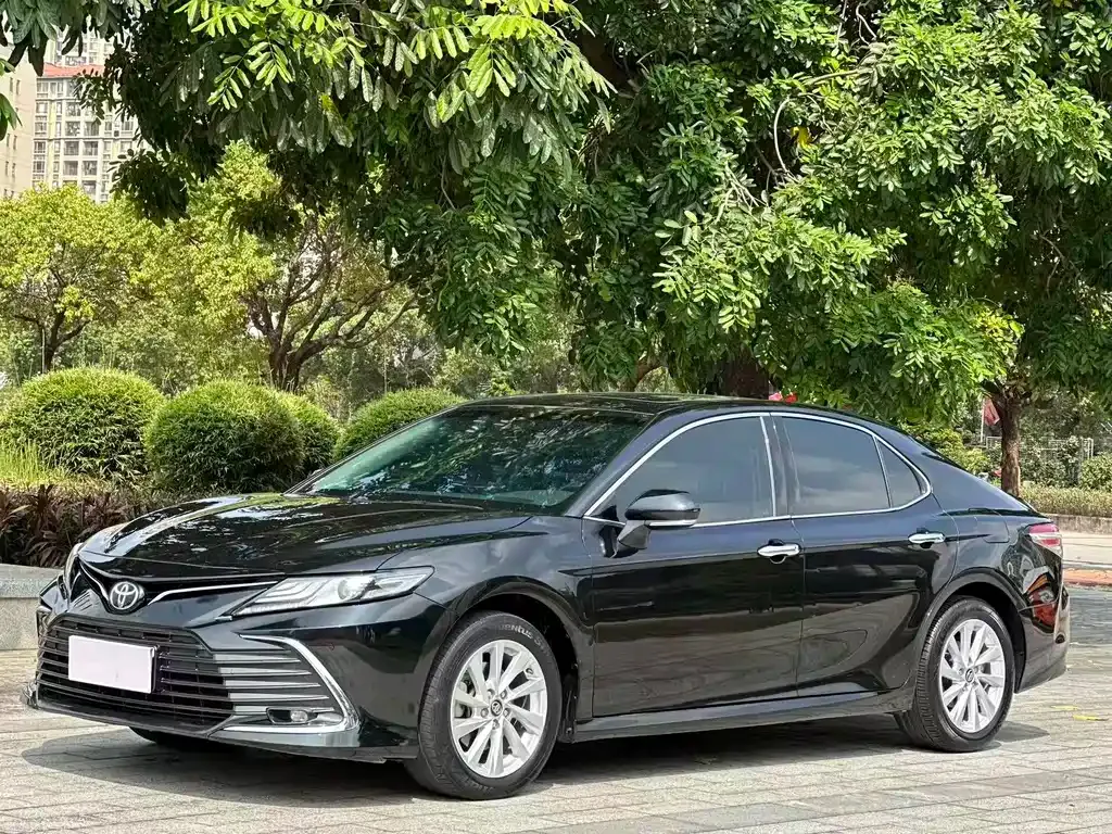 Toyota Camry — фото 1