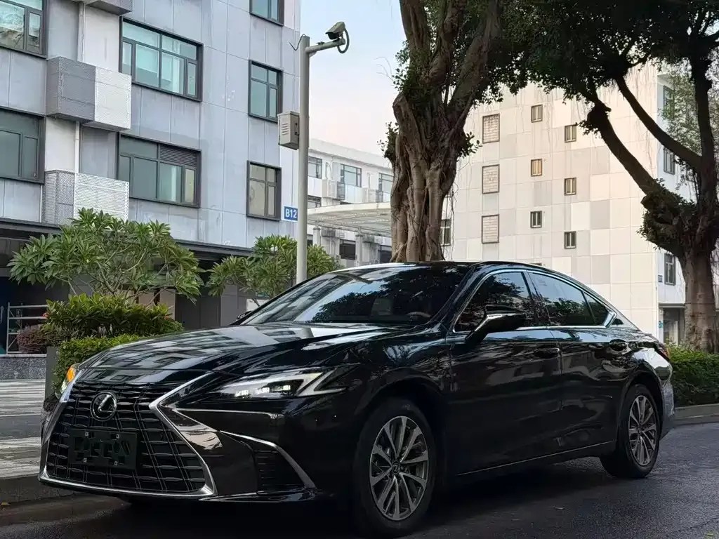 Lexus ES — фото 1