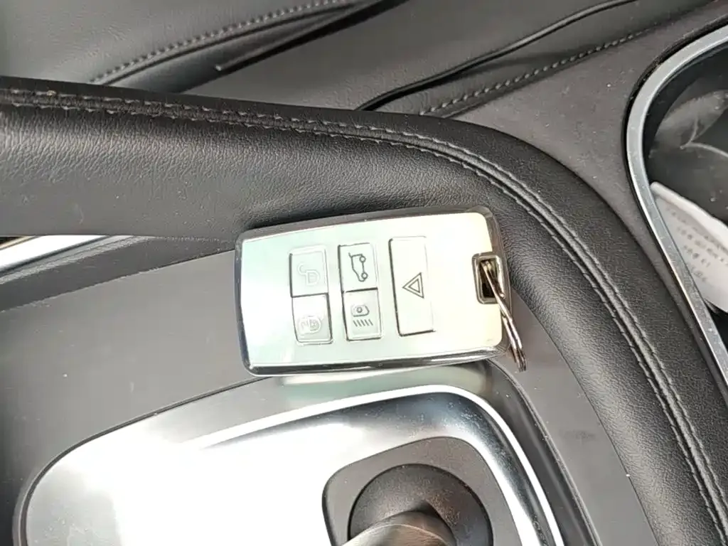 Jaguar E-PACE — фото 1