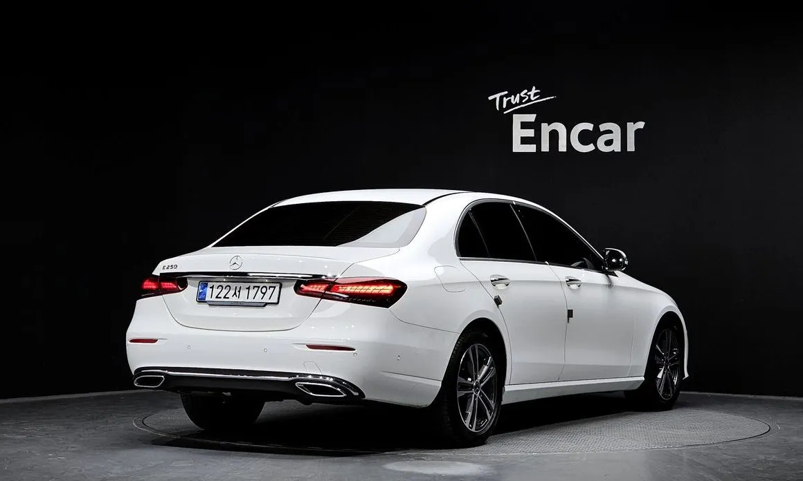 Mercedes-Benz E-Class — фото 2