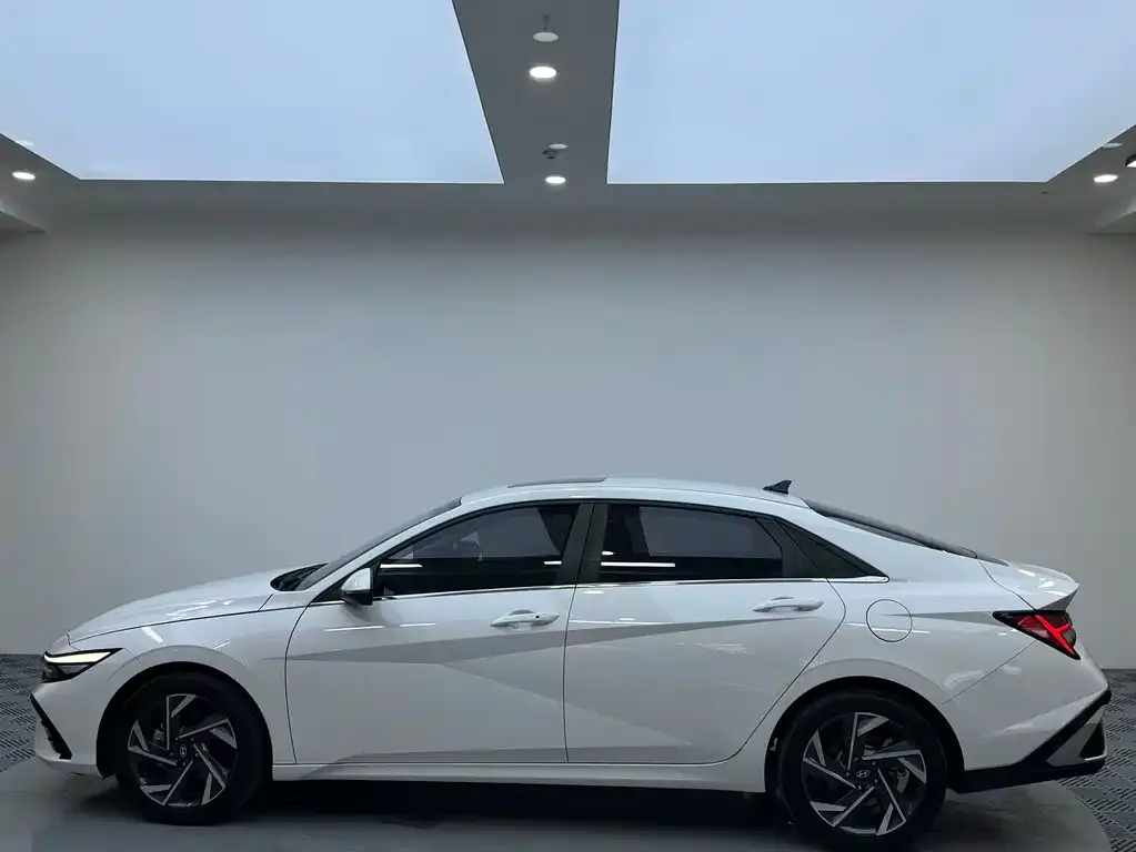 Hyundai Elantra — фото 8