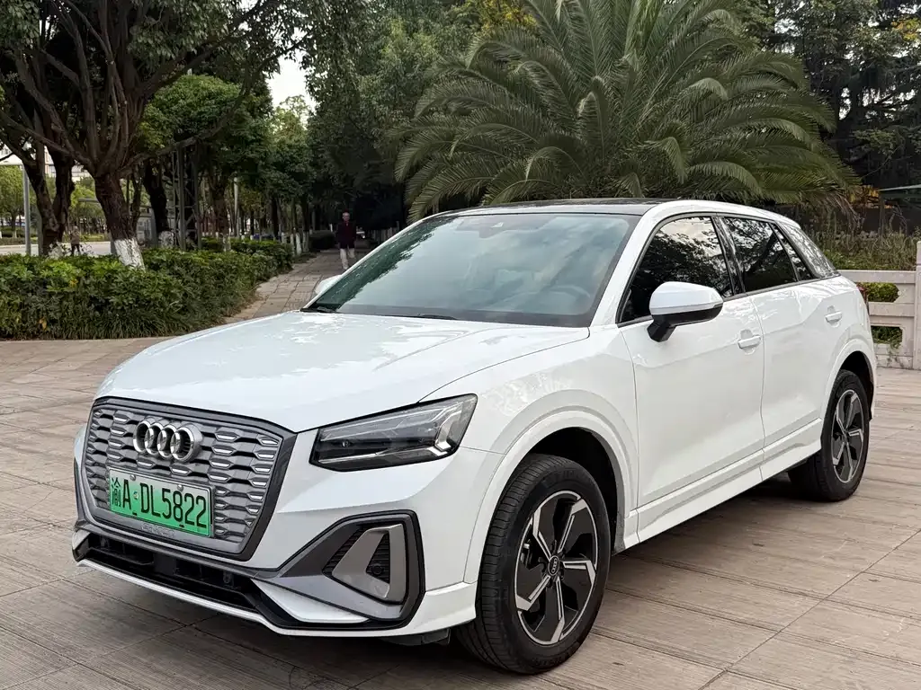 Audi Q2L e-tron — фото 1