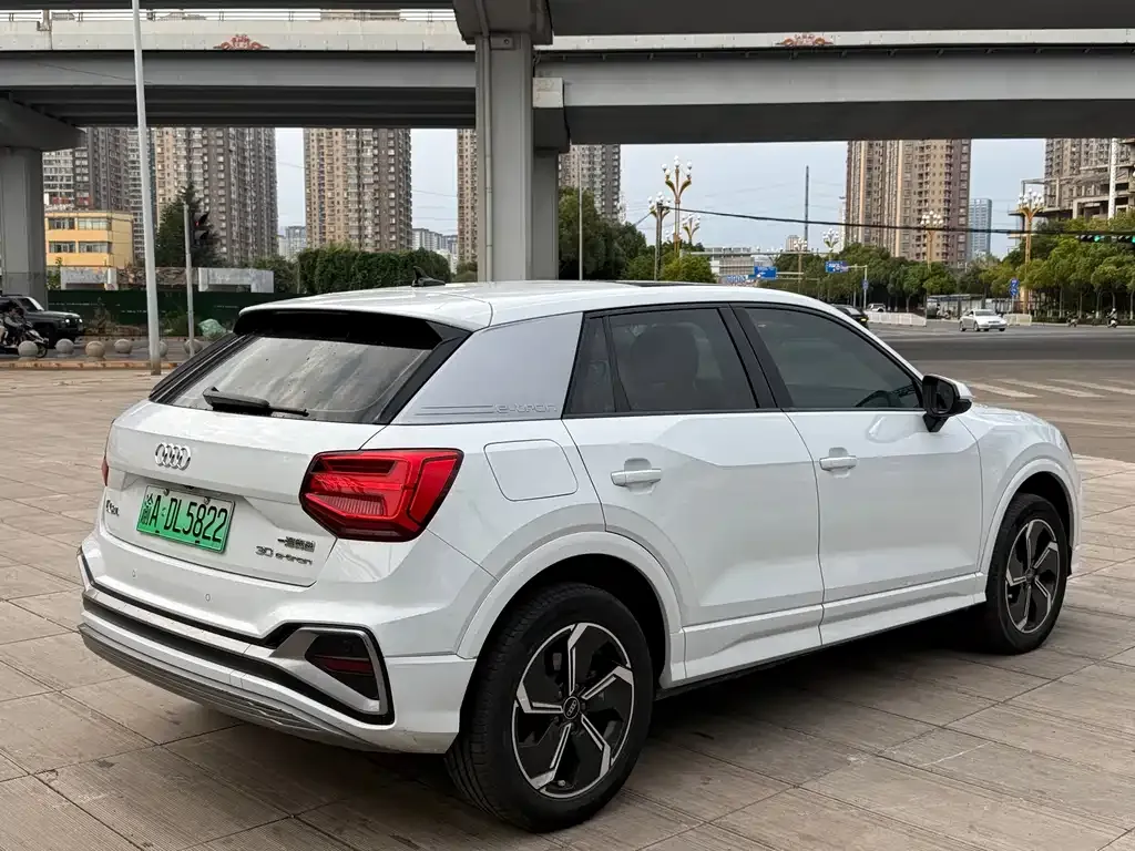 Audi Q2L e-tron — фото 6