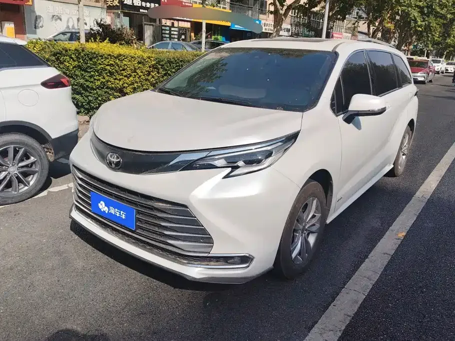 Toyota Sienna — фото 1