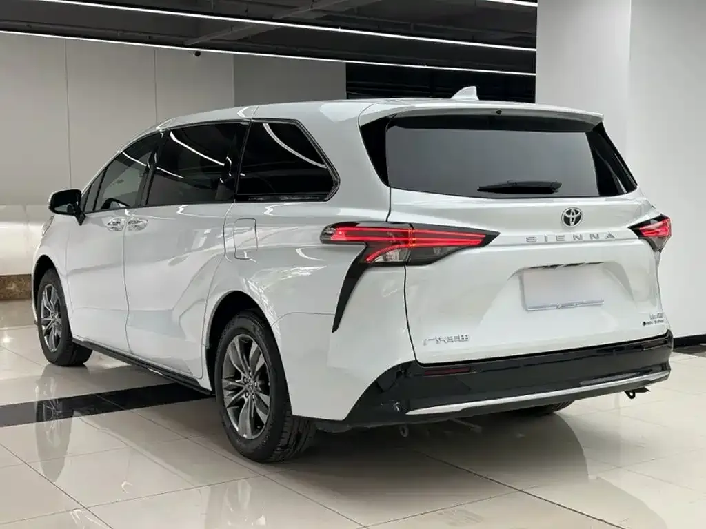 Toyota Sienna — фото 2