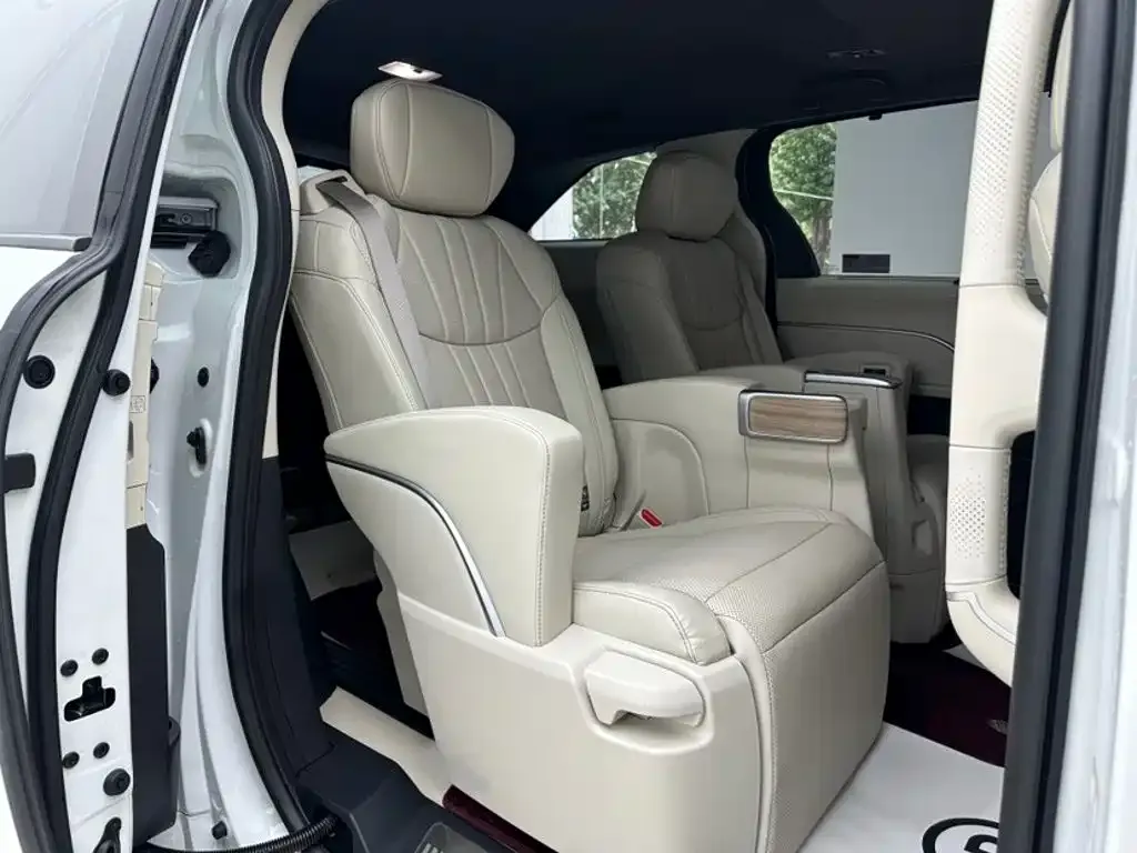 Toyota Sienna — фото 4
