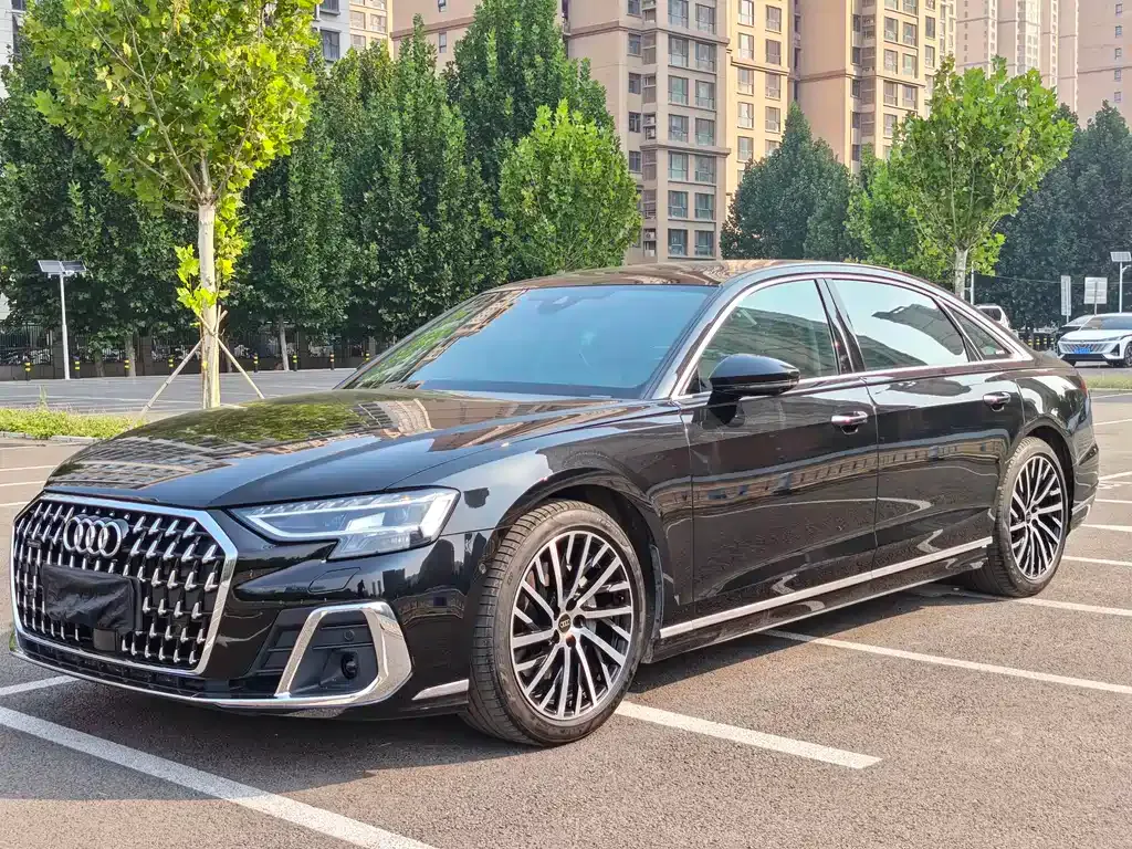 Audi A8 — фото 1