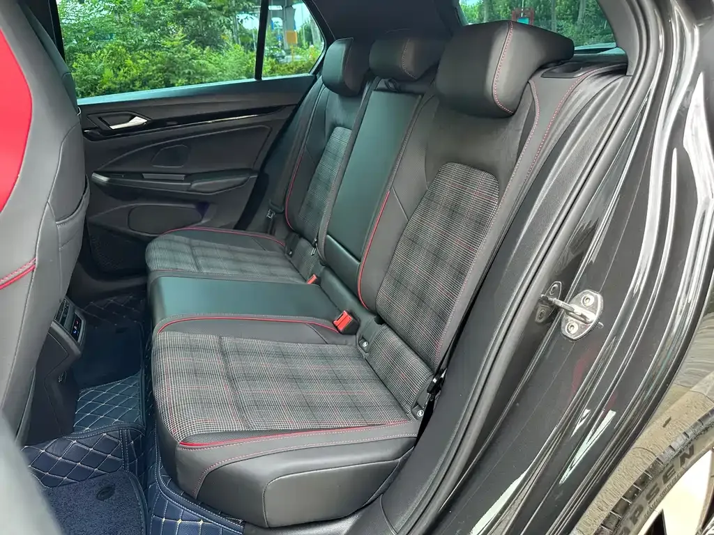 Volkswagen Golf GTI — фото 10
