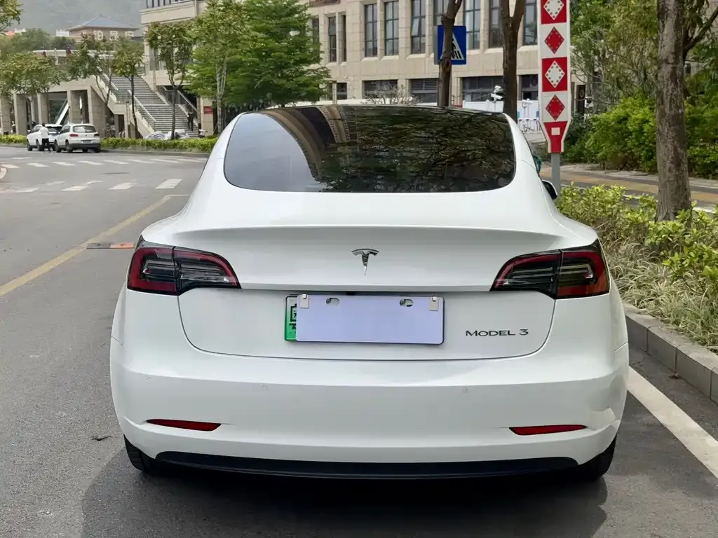 Tesla Model 3 — фото 3
