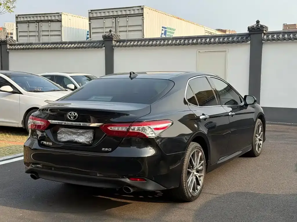 Toyota Camry — фото 9