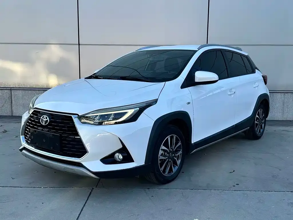 Toyota Yaris L — фото 1