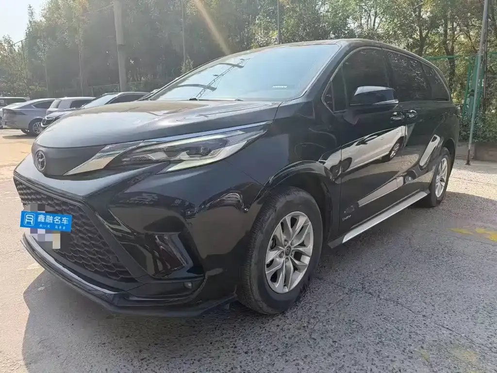 Toyota Granvia — фото 1