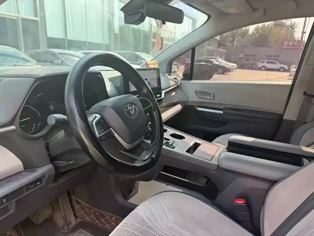 Toyota Granvia — фото 2