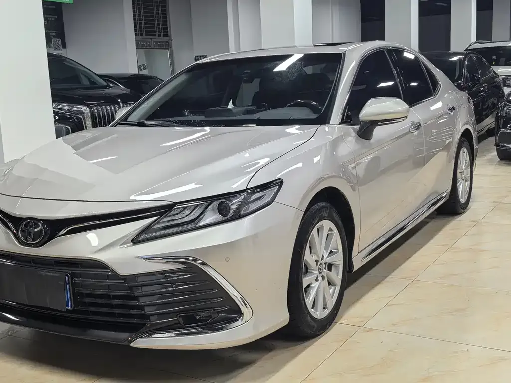 Toyota Camry — фото 1