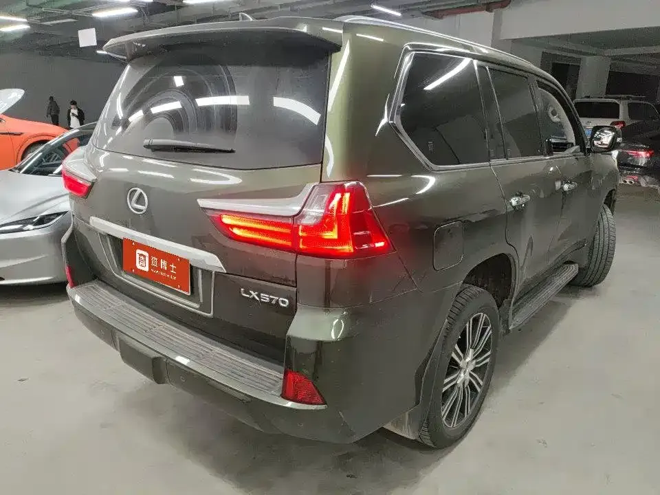 Lexus LX — фото 9