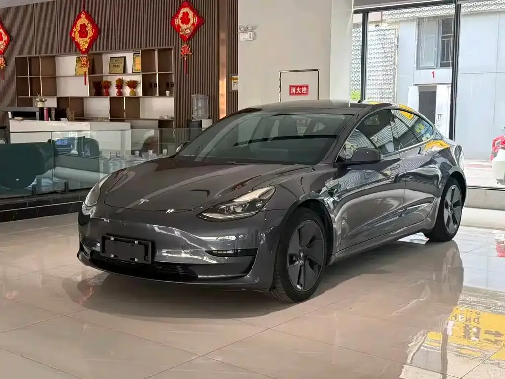 Tesla Model 3 — фото 1