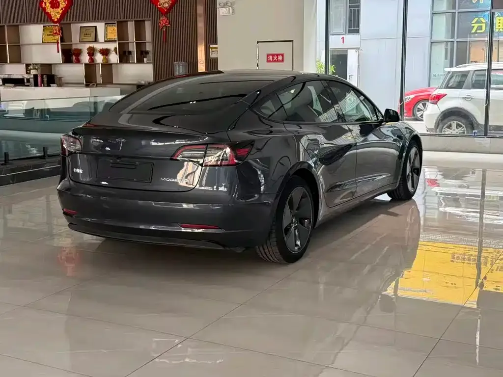 Tesla Model 3 — фото 5