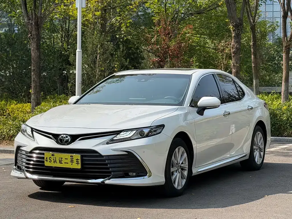 Toyota Camry — фото 1