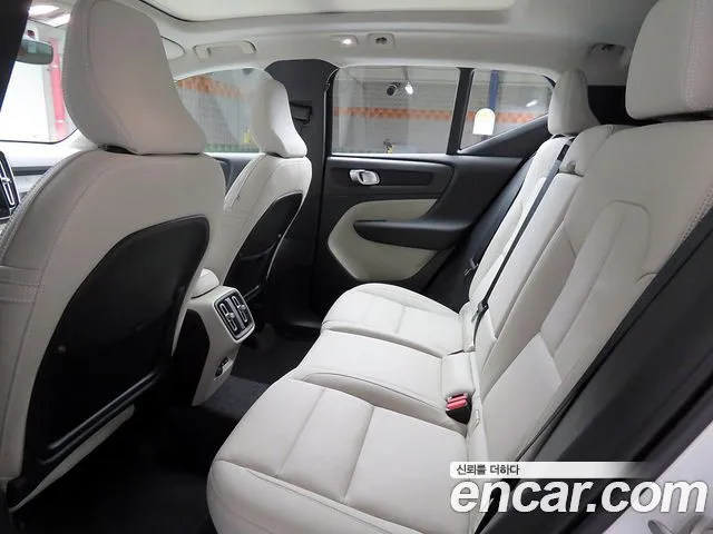 Volvo XC40 — фото 10