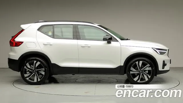 Volvo XC40 — фото 9