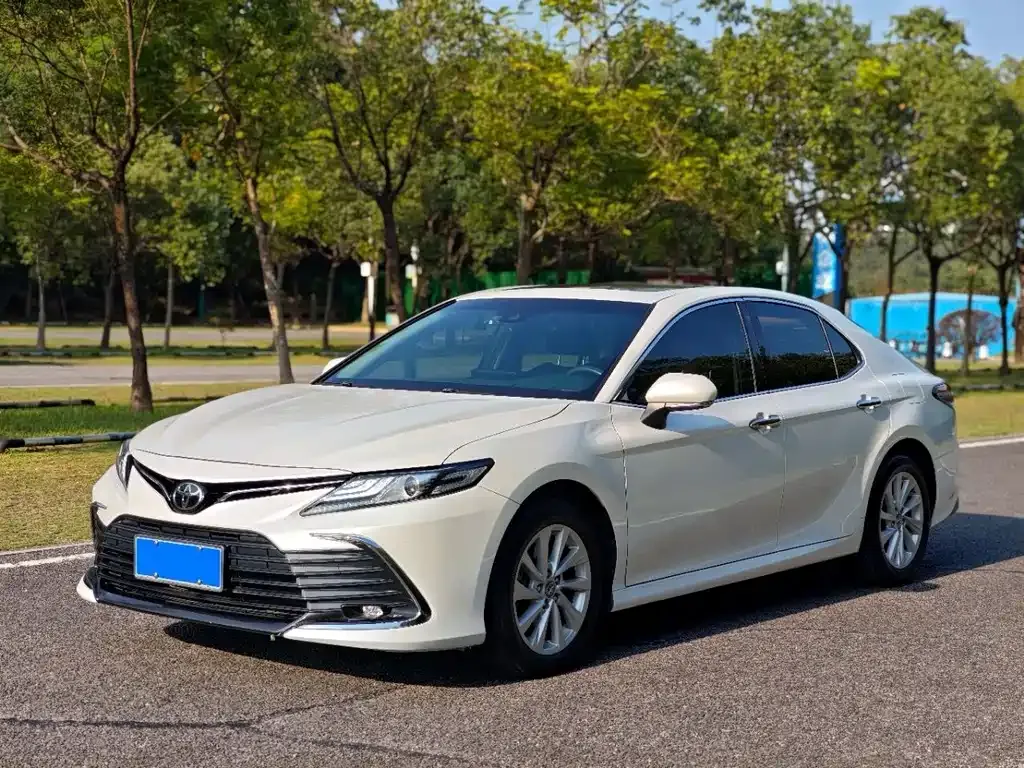 Toyota Camry — фото 1