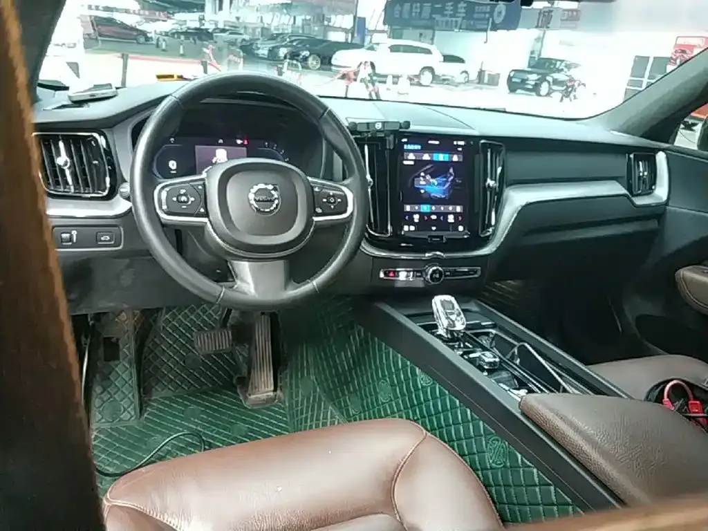 Volvo XC60 — фото 10