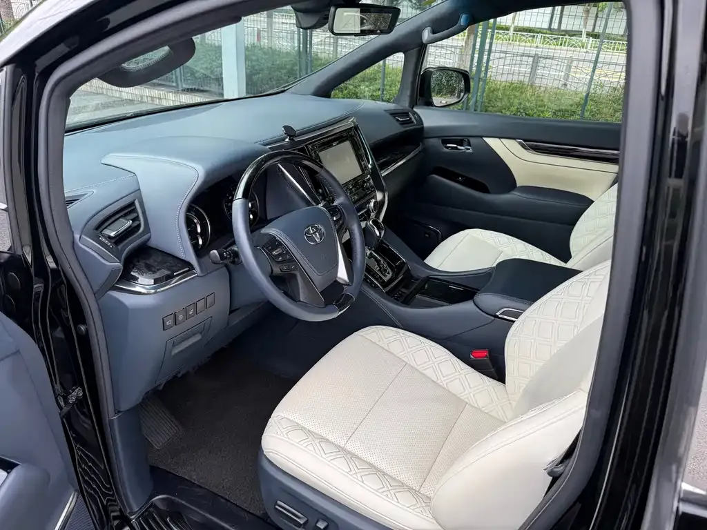 Toyota Vellfire — фото 4