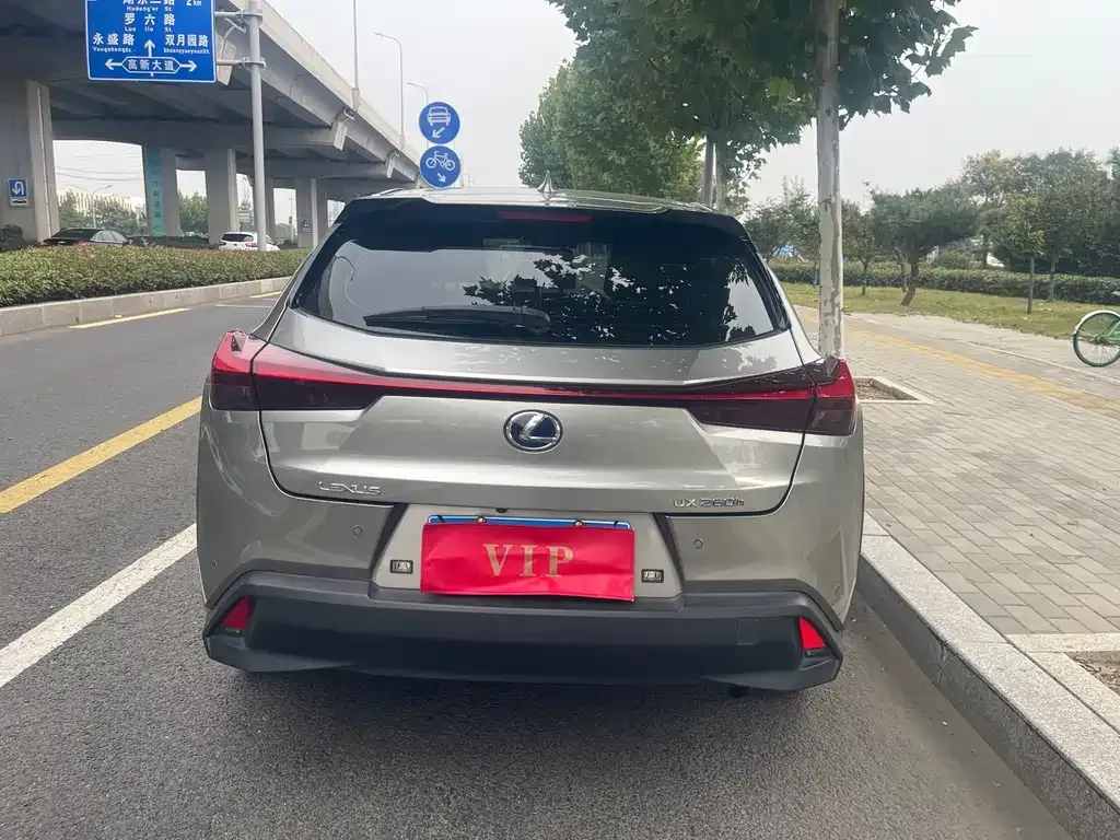 Lexus UX — фото 2