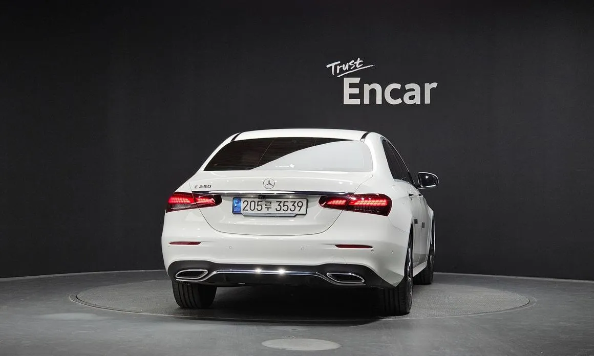 Mercedes-Benz E-Class — фото 4