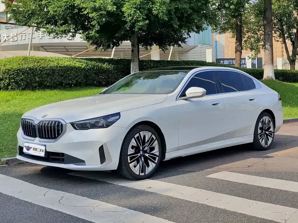 BMW 5 Series — фото 1