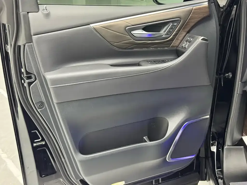 Toyota Vellfire — фото 3