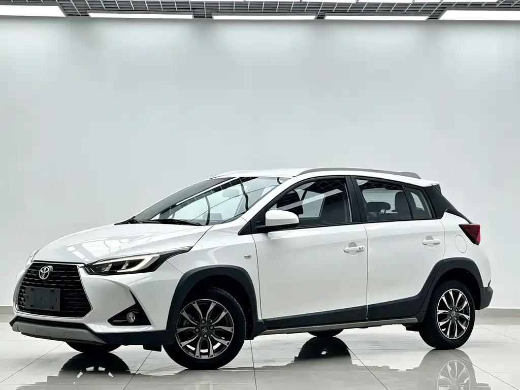 Toyota Yaris L — фото 1