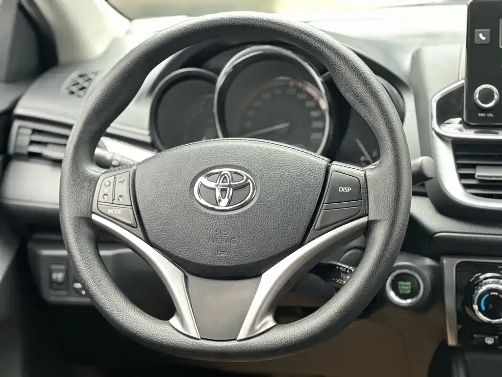 Toyota Yaris L — фото 4