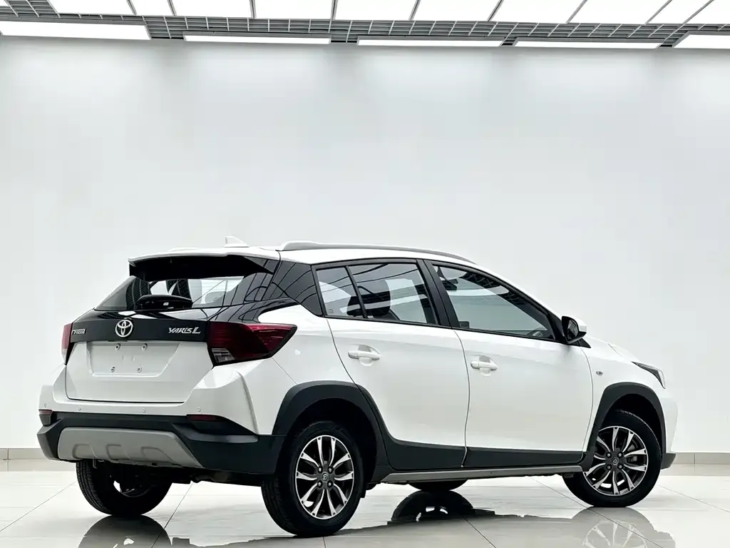Toyota Yaris L — фото 2