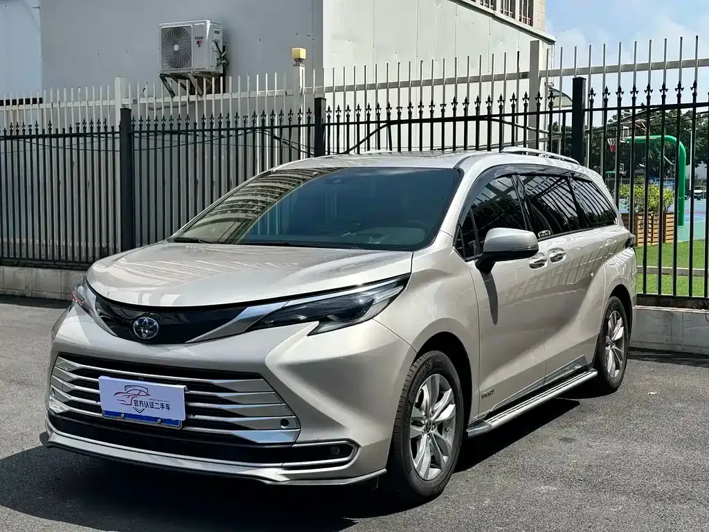 Toyota Sienna — фото 1