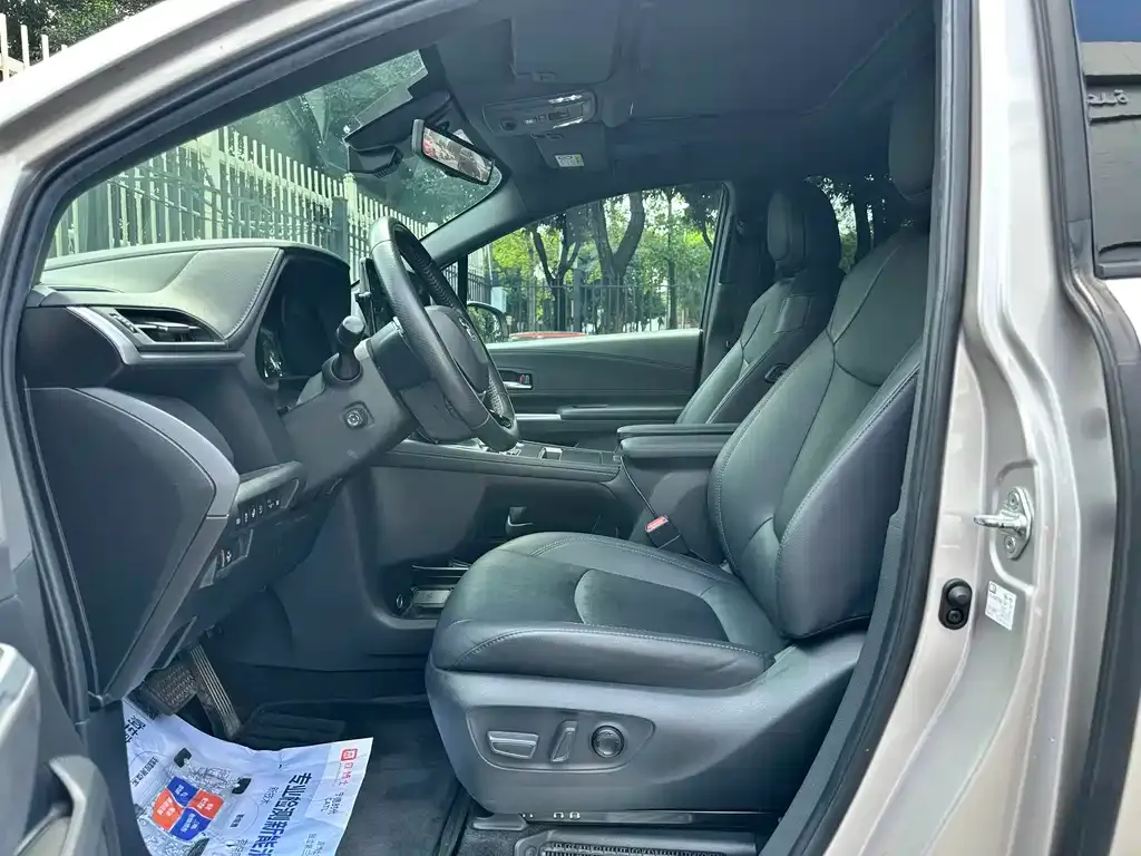 Toyota Sienna — фото 7