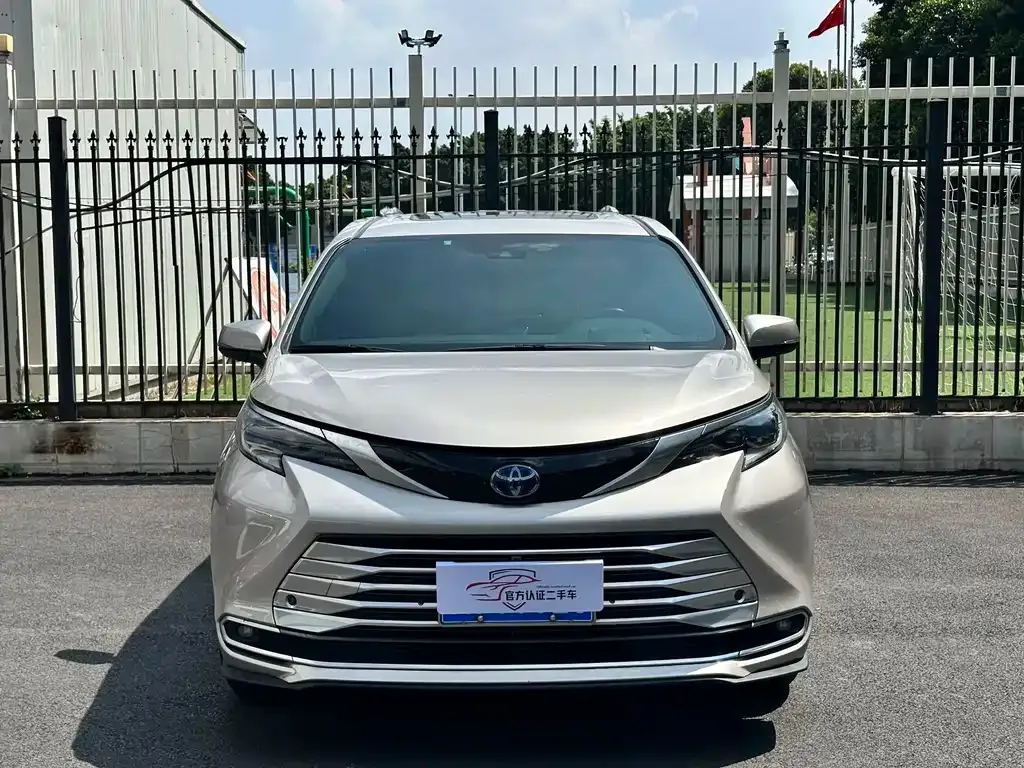Toyota Sienna — фото 3