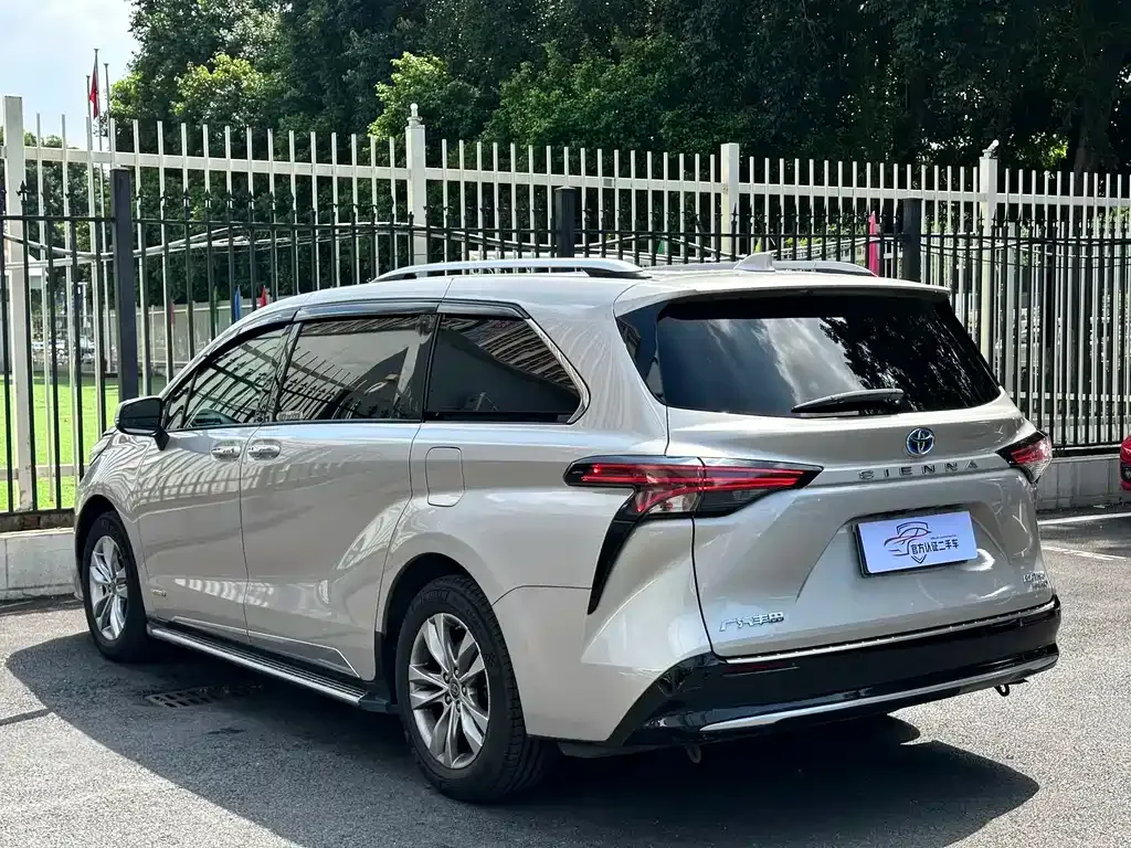 Toyota Sienna — фото 8
