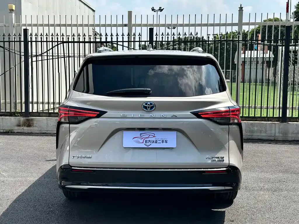 Toyota Sienna — фото 4