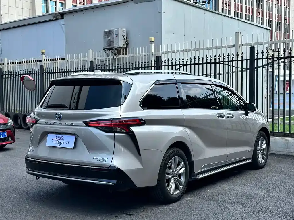 Toyota Sienna — фото 9
