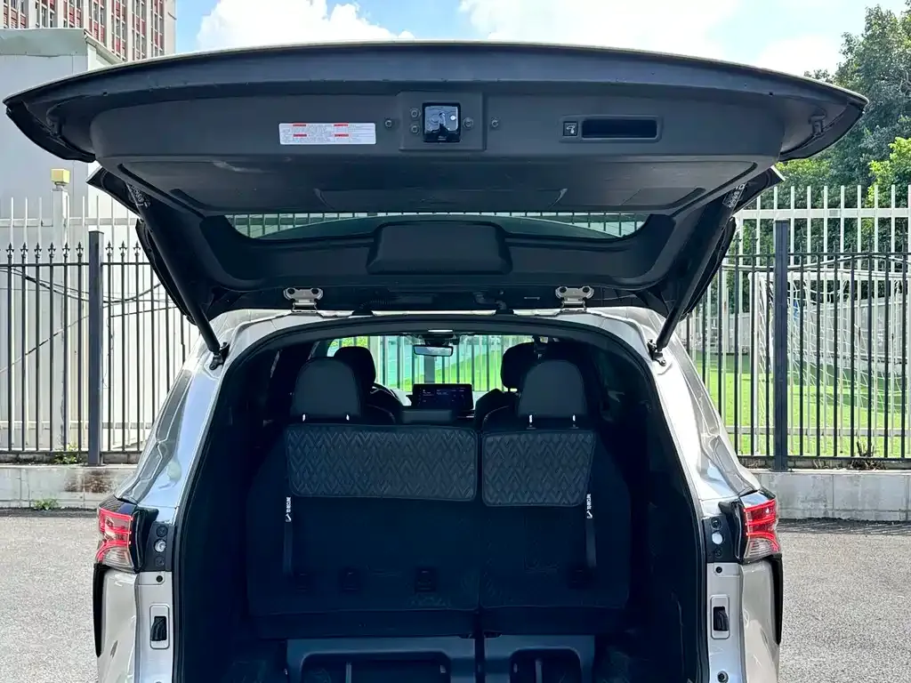 Toyota Sienna — фото 10