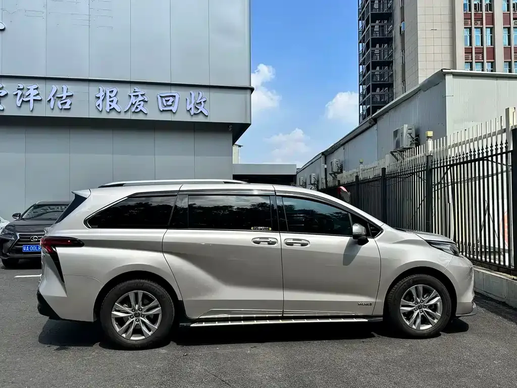 Toyota Sienna — фото 2