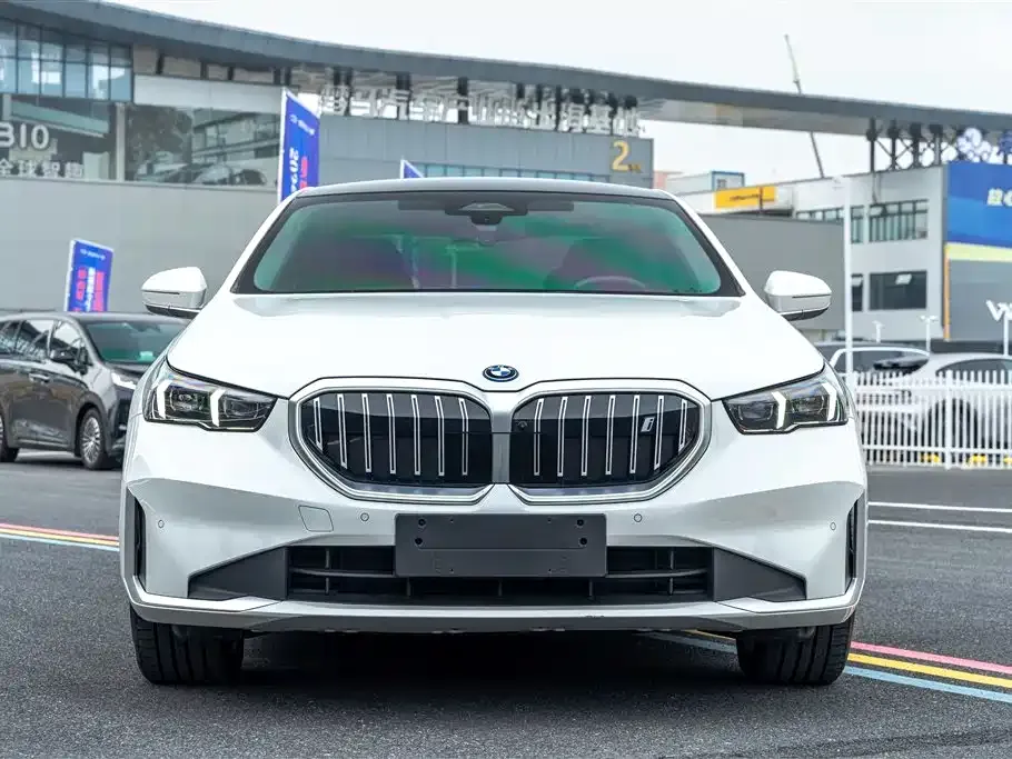 BMW i5 — фото 3