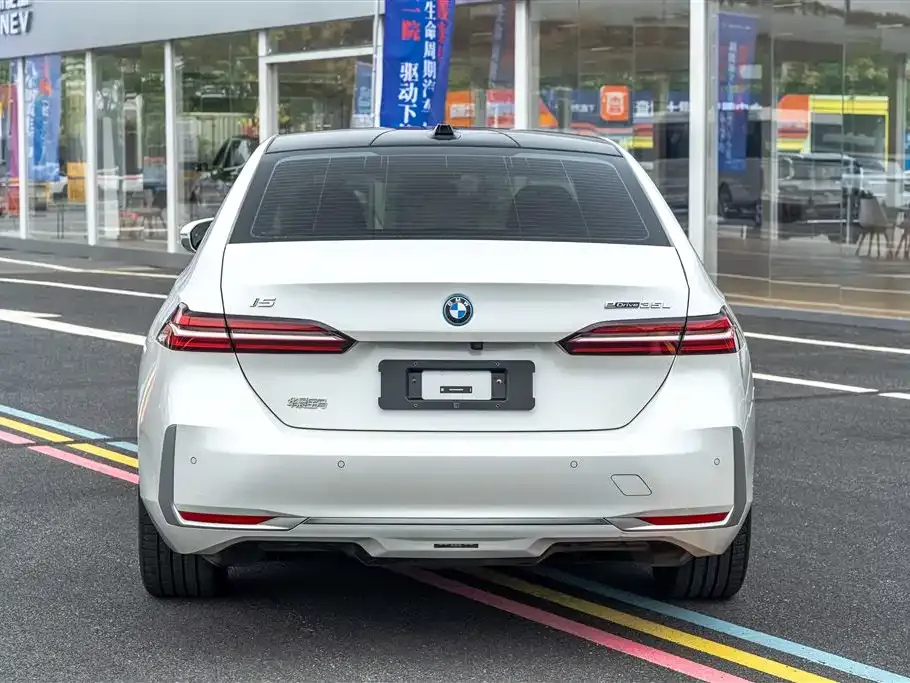 BMW i5 — фото 2
