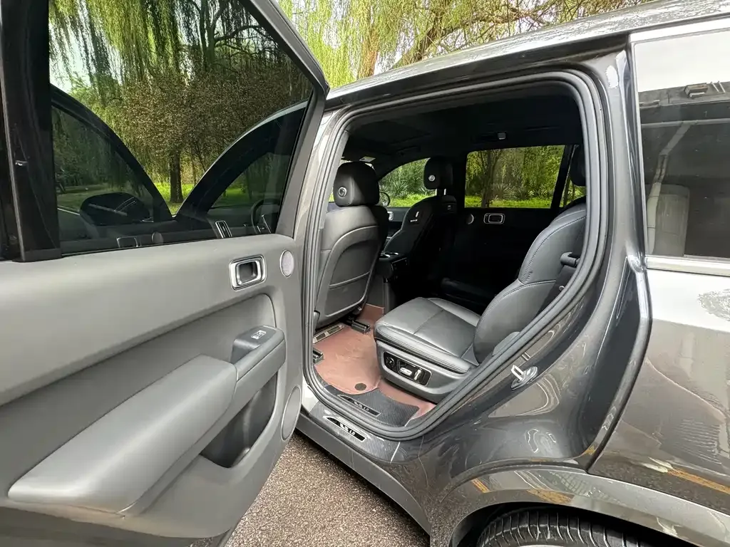 Li Auto L8 — фото 10