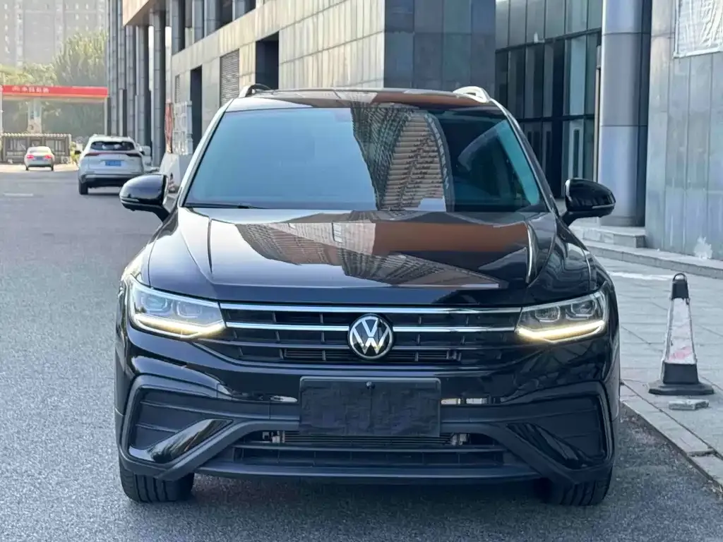 Volkswagen Tiguan L — фото 1