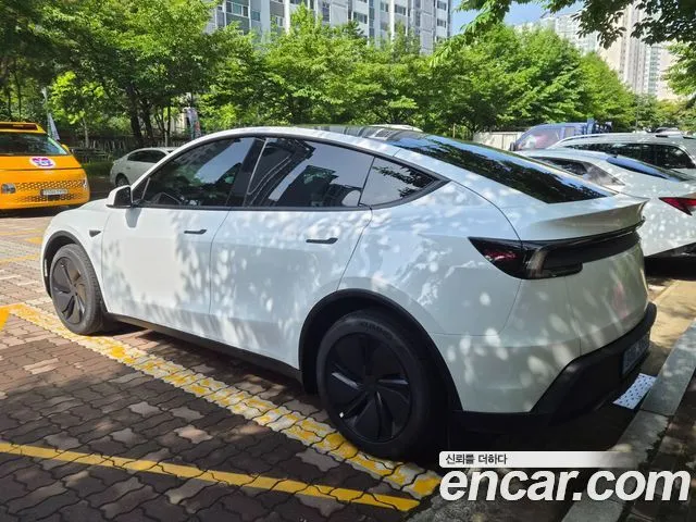 Tesla Model Y — фото 10