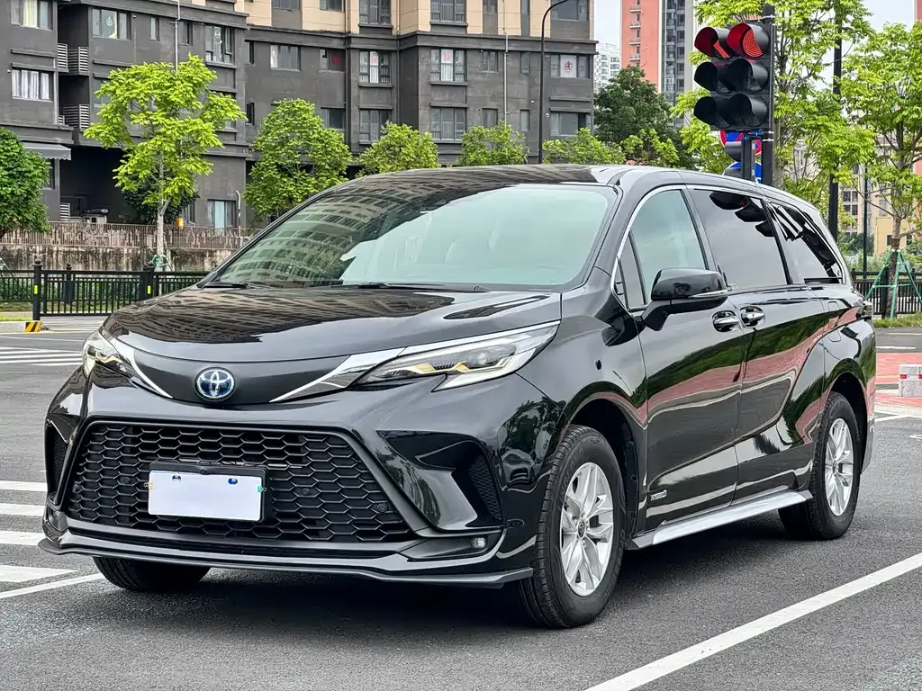 Toyota Granvia — фото 1